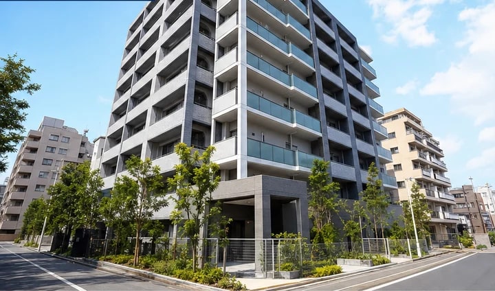 明るい街並みに建つ投資用マンションの説明用イメージ